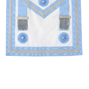 Tablier de Cérémonie Brodé Personnalisé avec Pompons Dorés et Bordure en Dentelle Bleue – Régalia de Luxe Premium, Formes et Tailles Personnalisables - Product Image 4