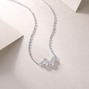 Collar de Diamantes con Tres Piedras Engastadas en Oro Blanco – Colgante de Diamante Minimalista con Corte Brillante Redondo – Joyería de Diamantes para Uso Diario - Product Image 1