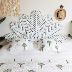 Cama Queen Size de Madera Tallada a Mano con Hoja de Palma, Diseño de Media Luna, Madera Blanca de Ingeniería, Muebles de Dormitorio de Diseño Artesanal - Product Image 1