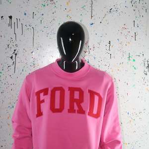 Sudadera FORD HOT PINK con cuello alto, 100% rojo, con apliques bordados, cuello ancho, URBAN PRODUCTIONS - Product Image 5