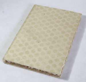Hermoso Diario de Regalo con Tapa Dura, Hojas de Papel de Algodón Reciclado Hecho a Mano en Color Crema con Bordes Decorativos - Product Image 4