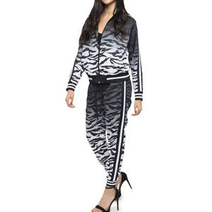 Ventes chaudes de survêtements pour femmes, de bonne qualité, fabriqués en usine, design par sublimation sur demande, style tendance, survêtement pour femmes - Product Image 2