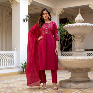 Nueva colección de conjuntos de kurtis casuales para damas, ideales para fiestas, disponibles a precios asequibles de un exportador indio. - Product Image 1