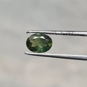 พลอยแซฟไฟร์สีเขียวธรรมชาติทรงรีเจียระไน - Product Image 1