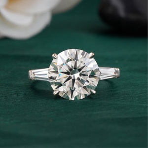 Anillo de Oro Blanco Sólido de 14K con Tres Piedras en Forma de Baguette, 5.00 CT, Diamante Cultivado en Laboratorio, Claridad VS1, Corte Esmeralda, Claridad VVS2 - Product Image 1