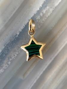 Colgante de Estrella Chapado en Oro con Esmalte, Joyería Fina, Colgante de Estrella Verde para Collar o Pulsera, Regalo - Product Image 1