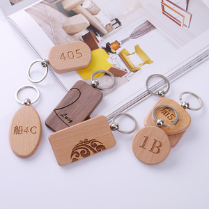 Porte-clés personnalisé en bois gravé fait main avec anneau de suspension – Cadeau souvenir - Product Image 4