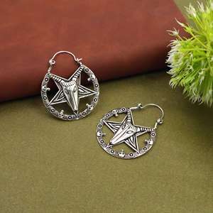 Pendientes de Aro con Cabeza de Cabra, Joyería Gótica Inspirada en Pentagramas, Pendientes de Plata Alternativos - Product Image 3