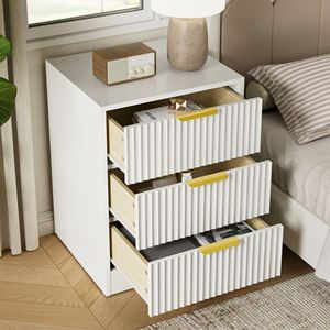 Mesita de Noche Nórdica de Lujo en Madera Maciza con Tres Cajones y Tiradores Dorados, Almacenamiento Moderno para Dormitorio - Product Image 3