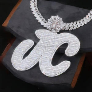 จี้เพชรโมอิสซาไนต์รูปตัวอักษรแบบกำหนดเองจาก Trisha Jewels เงินแท้ 925 ชุบโรเดียม สร้อยคอฮิปฮอปแบบหนา พร้อมโซ่คิวบัน รับรองโดย GIA - Product Image 1