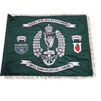 Le drapeau de la lodge présente un fond Union Jack avec un emblème central contenant une couronne et les chiffres romains « XIII ».