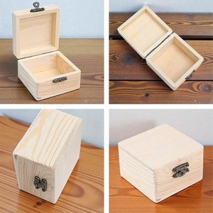 Panneaux de bienvenue en bois brut à poser sur table avec finition en pin naturel écologique et rangement rétro à loquet métallique - Product Image 5