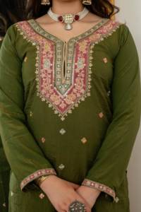 Top Nc Vichitra con bordado de diseñador y trabajo de múltiples hilos en secuencia, con pantalón Sharara y dupatta, completamente cosido y listo para usar. - Product Image 3