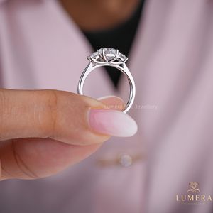 Bague de fiançailles à trois pierres en diamant cultivé en laboratoire certifié IGI, taille brillant rond, or blanc 14K/18K, pour femme - Product Image 3