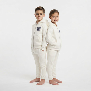 Conjunto Deportivo de Dos Piezas para Niños, Sudadera con Capucha y Pantalones Jogger con Cierre Completo y Logotipo, Fabricante de Ropa de Buena Calidad - Product Image 2