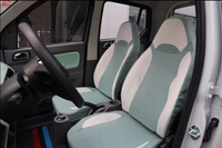 Quadricycle électrique compact à quatre portes entièrement fermé, orienté famille, véhicule électrique léger pour le transport quotidien dans les zones résidentielles européennes