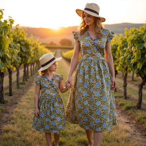 Robe portefeuille à manches flottantes vert henné réglable à rayures faites à la main pour femmes avec silhouette féminine d'origine éthique - Product Image 2