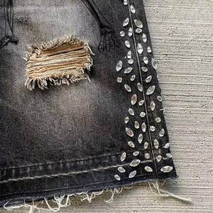 Shorts en jean déchirés pour homme, taille haute, avec détails en strass, style streetwear décontracté, pour l'été - Product Image 5