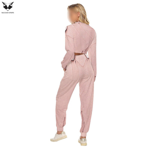 Conjunto Deportivo Casual de Dos Piezas para Mujer, Top Corto y Pantalones Deportivos en Color Rosa, Ideal para Fitness, Viajes, Ejercicio y Comodidad Diaria - Product Image 2