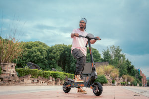 Trottinette électrique urbaine G2 - 48V 15Ah, écran tactile étanche, pneus de 10 pouces, pliable, autonomie de 55 km, pour la dernière mile et les aventures en extérieur - Product Image 6