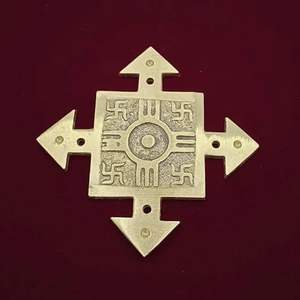 Flèche à quatre directions en laiton avec plaque Swastik pour la correction Vastu et l'énergie positive (lot de) - Product Image 1