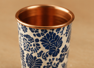 Bouteille d'eau artisanale en cuivre pur à imprimé floral bleu avec 2 gobelets assortis, ensemble cadeau de vaisselle ayurvédique, bouteille en cuivre - Product Image 5
