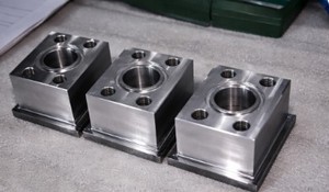 บล็อกตัวต่อกลึง CNC Lucan Techno ความแม่นยำตามสั่งพร้อมรูเกลียวขนาด80x80x40มม. และส่วนประกอบ PLC - Product Image 2