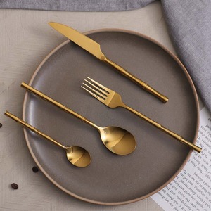 Ensemble de couverts de luxe en métal pour la cuisine, cuillère et fourchette de service, conçu pour des repas haut de gamme - Product Image 4