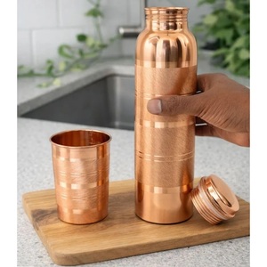 Kit d'hydratation moderne en cuivre – Bouteille et tasses à finition segmentée et lignée, lignes horizontales élégantes - Product Image 1