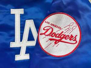 Chaqueta Varsity de Satén Premium para Hombre, Azul Rey 2026, Chaqueta Bomber Retro de Satén de los Dodgers de Los Ángeles con Bordado Tackle Twill, Estilo Urbano - Product Image 3