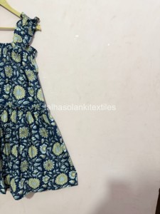 เดรสทรงเอลายดอกไม้ คอเหลี่ยม แขนกุด ผ้าฝ้าย 100% สวมใส่สบายในฤดูร้อน ผ้าทอระบายอากาศดี ดีไซน์ระบาย - Product Image 5