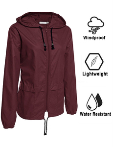 Veste de randonnée imperméable à capuche pour femme, couleur bordeaux, manches longues, fermeture éclair, cordon de serrage, coupe régulière, printemps, extérieur - Product Image 3