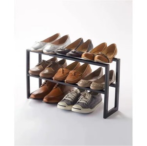 Un elegante zapatero de metal que ayuda a mantener la limpieza al mantener el calzado alejado del suelo. - Product Image 4
