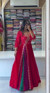 Vestido Anarkali de Diseñador para Mujer en Georgette Sintética con Bordado y Adornos, Colección para Bodas - Product Image 2