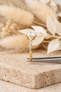 แหวนหมั้นเพชรทรงวงรีชุบทองคำขาว 14K หรูหราสำหรับงานแต่งงานและงานเลี้ยง ออกแบบตามสั่ง เครื่องประดับชั้นดี ขายส่ง - Product Image 4