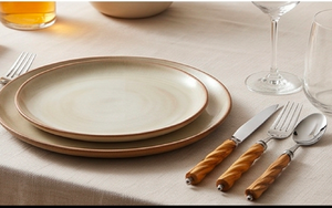 Juego de cubiertos de acero inoxidable con mango de madera trenzada, acabado de alto brillo, apto para lavavajillas, diseño tradicional para uso en restaurantes. - Product Image 3
