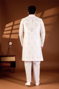 Traje de novio Off White Vergo de tela de seda Mayur Jharokha Sherwani con cinturón de diamantes cosido a mano en color pastel Resham. - Product Image 4