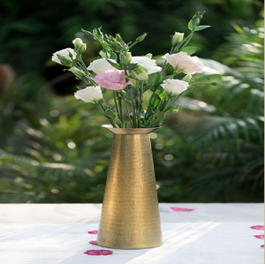 Élégants vases noirs à col en V avec une base finitionnée en feuille d'or fortement texturée. Décoration haut de gamme. Disponible à prix de gros. - Product Image 4