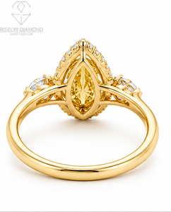 แหวนหมั้นทรงรัศมีหรูหรา ทำจากทองคำขาว 18K ประดับเพชรทรงหยดน้ำสีเหลืองแฟนซีตรงกลาง พร้อมเพชรทรงหยดน้ำด้านข้าง ดีไซน์แบบคูตูร์ - Product Image 5