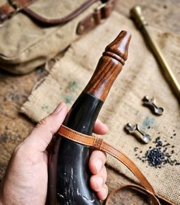 Corne à boire de style viking avec support en cuir, tasse artisanale au design animalier élégant, technique de polissage, tasse en corne de buffle naturelle - Product Image 4