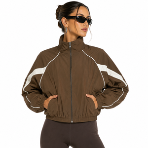 Conjuntos de dos piezas de sudadera corta y pantalones cortos de nailon casuales para mujer con logotipo personalizado, ropa deportiva con estampado de letras, chándales, chaquetas para hombre - Product Image 5