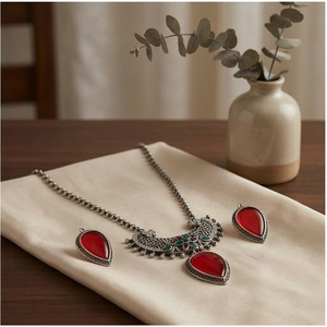 DIVYORO Conjunto de collar y pendientes con colgante de piedra roja y verde de estilo clásico para mujer con longitud ajustable - Product Image 2