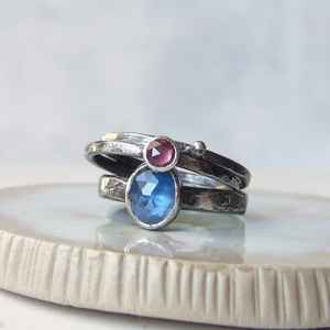 แหวนซ้อนทองคำแท้ 14K ประดับไพลินสีชมพูและสีน้ำเงินสุดหรู ขนาด 6.5  งานแฮนด์เมด ปราศจากนิกเกิล สำหรับผู้หญิง - Product Image 6