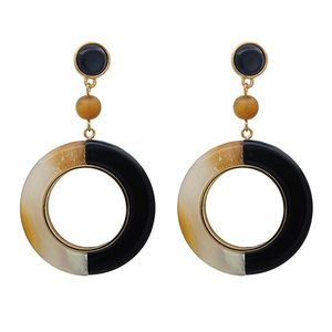 Boucles d'oreilles en corne de buffle artisanales écologiques de qualité supérieure pour femmes, style moderne par HF Crafts - Product Image 1
