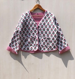 เสื้อแจ็คเก็ตผ้าฝ้ายลายดอกไม้สไตล์โบฮีเมียนทำมือสำหรับฤดูใบไม้ร่วงและฤดูหนาว เสื้อคลุมสตรีทแวร์แบบสองด้าน ของขวัญสำหรับเธอ - Product Image 1