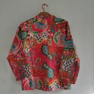 Chaqueta de retales hecha a mano, chaqueta acolchada de algodón, chaqueta acolchada, chaqueta de invierno, abrigo corto, regalo para ella, chaqueta reversible - Product Image 5