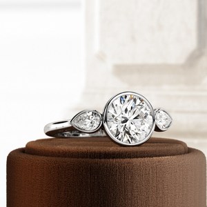 Bague de fiançailles tendance en or 14 carats avec diamant de laboratoire de luxe 2 carats E VVS2, trois pierres en forme de poire et pierres latérales montées en clos, certifiée IGI - Product Image 5