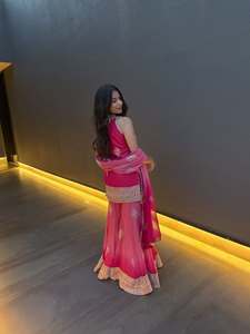 Ensemble prêt-à-porter pour soirée : haut en faux georgette imprimé et brodé, avec bas imprimé et brodé, et dupatta en georgette. - Product Image 5