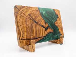 Planche à découper élégante en bois naturel et résine époxy, fabriquée à la main pour la cuisine, la salle à manger, la préparation et le service des aliments - Product Image 4