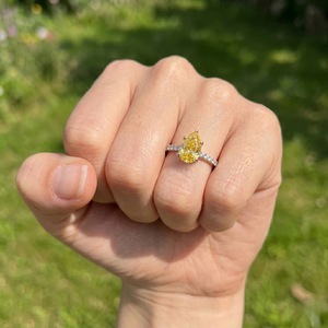 Bague de fiançailles solitaire en or 14 carats avec diamant de laboratoire CVD jaune de luxe, taille poire - Product Image 4